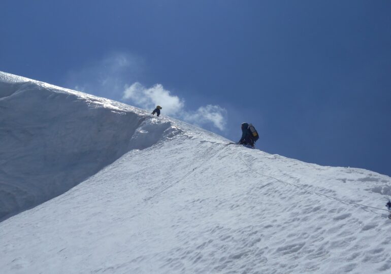 Alpinistul român Horia Colibăşanu şi doi camarazi au fost surprinşi de o avalanşă în Himalaya