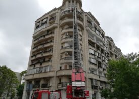 Intervenţie spectaculoasă în Bucureşti. Pompierii au intrat pe geam la etajul 8, chemaţi de vecinii care nu mai văzuseră locatarul de multă vreme (Foto&Video)