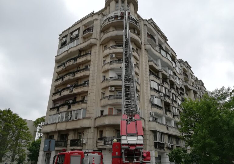 Intervenţie spectaculoasă în Bucureşti. Pompierii au intrat pe geam la etajul 8, chemaţi de vecinii care nu mai văzuseră locatarul de multă vreme (Foto&Video)