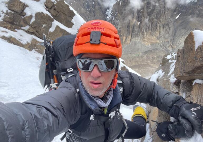 Alpiniştii Horia Colibăşanu şi Marius Gane au revenit în România, după ce au fost surprinşi de o avalanşă în Himalaya