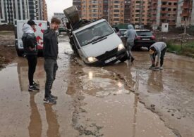 O stradă din Chiajna s-a surpat și a devenit capcană pentru șoferi (Foto)