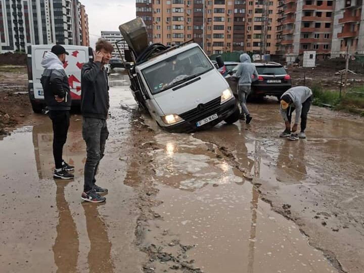 O stradă din Chiajna s-a surpat și a devenit capcană pentru șoferi (Foto)