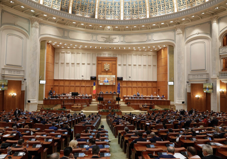 Moţiunea de cenzură a fost citită în aplauze. Orban anunță că el va conduce plenul la vot, pentru a evita ”lupte de K1 pe microfon”