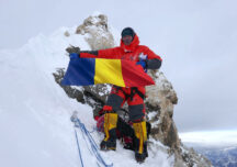 Adrian Laza, 57 de ani, cu steagul României pe vârful Annapurna, Himalaya - Foto: Arhiva personală