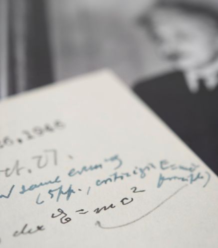 O scrisoare manuscris a lui Einstein, conţinând ecuaţia teoriei relativităţii, a fost vândută la licitaţie pentru 1,2 milioane de dolari (Video)