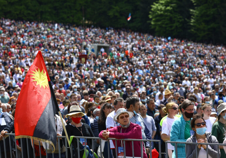 Organizatorii de evenimente sunt consternați că în weekend s-a dat drumul la meciuri cu spectatori și pelerinaje religioase, dar cultura și artele rămân blocate