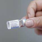 Vaccinul Johnson & Johnson are încă un efect advers foarte rar: O afecţiune neurologică ce poate duce la paralizie