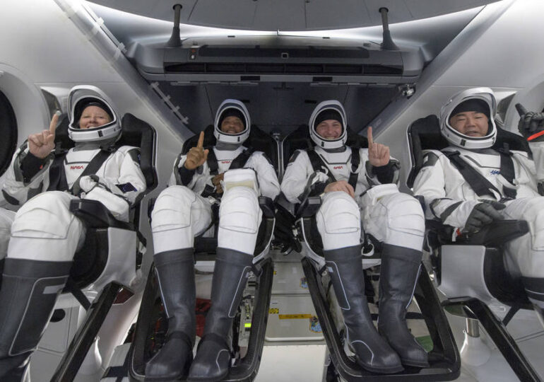 Nava SpaceX cu patru astronauţi la bord a revenit pe Pământ (Video)