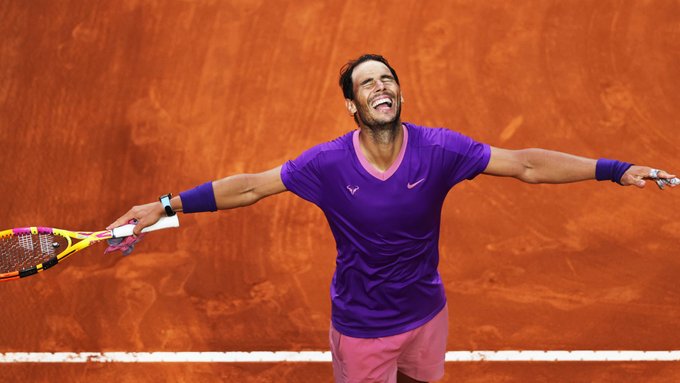 Rafa Nadal triumfă pentru a zecea oară la Roma după o finală dramatică în fața rivalului Novak Djokovici