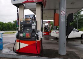 Panică la pompă: Americanii nu găsesc benzină şi preţurile au explodat. Biden îndeamnă la calm