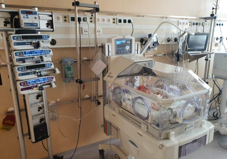 Se strâng bani pentru secțiile de nou-născuți din spitale: Vodafone donează 5 milioane de lei. Și tu poți contribui!