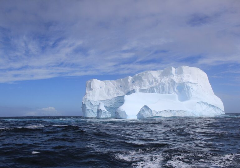 Un aisberg de mari dimensiuni s-a desprins din banchiza Brunt, în Antarctica