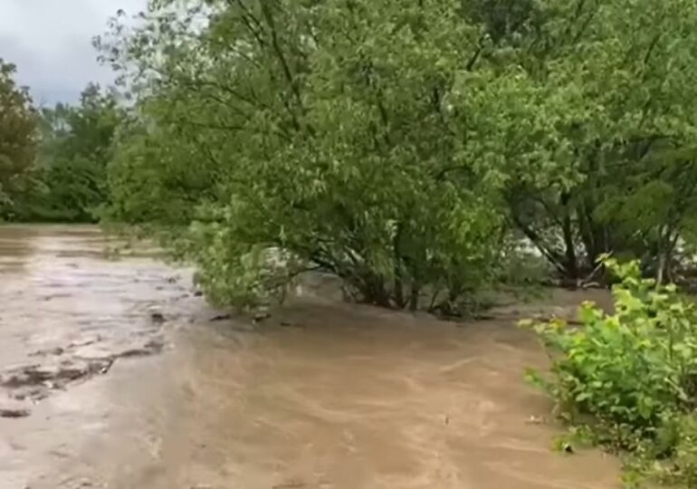 După ploile torenţiale de ieri, patru râuri au depăşit nivelul maxim istoric (Video)