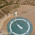 Mii de oameni licitează pentru un loc în nava spaţială a Blue Origin, care decolează în două luni. Cea mai mare ofertă e de 2,4 milioane de dolari