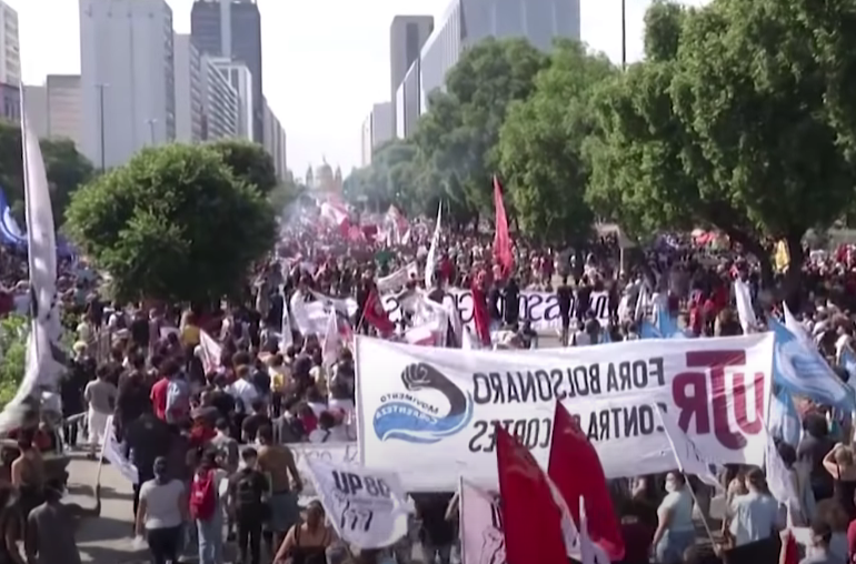 Zeci de mii de oameni au ieșit în stradă în Brazilia, nemulțumiți de cum gestionează Bolsonaro pandemia (Video)