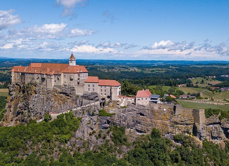 Pagina de Google a castelului prinţului care l-a împuşcat pe Arthur a fost bombardată cu mesaje de la români, care i-au scăzut dramatic rating-ul