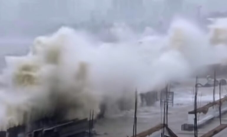 Răvășită deja de COVID, India e lovită și de cel mai puternic ciclon din istorie (Video)