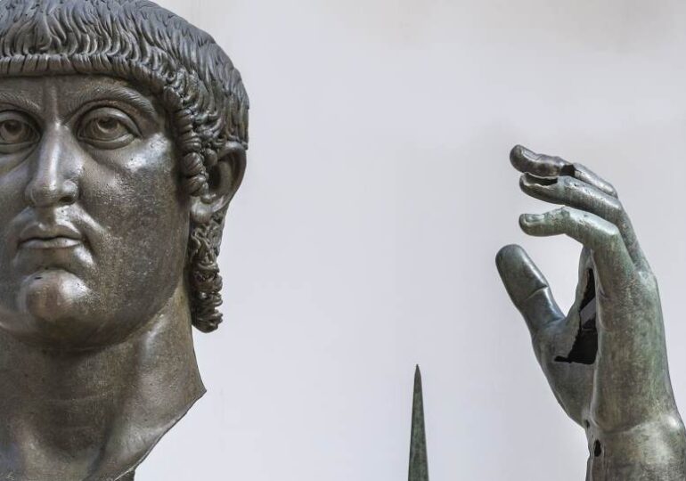 Statuia gigant din bronz a împăratului Constantin de la Roma şi-a regăsit degetul arătător