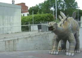 Un bărbat a fost găsit mort într-o statuie de dinozaur