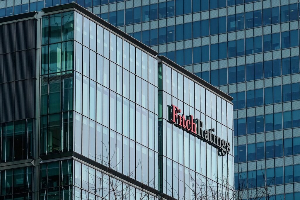 Fitch reconfirmă ratingul suveran al României, Perspectiva e negativă, din cauza deficitului și a datoriei publice