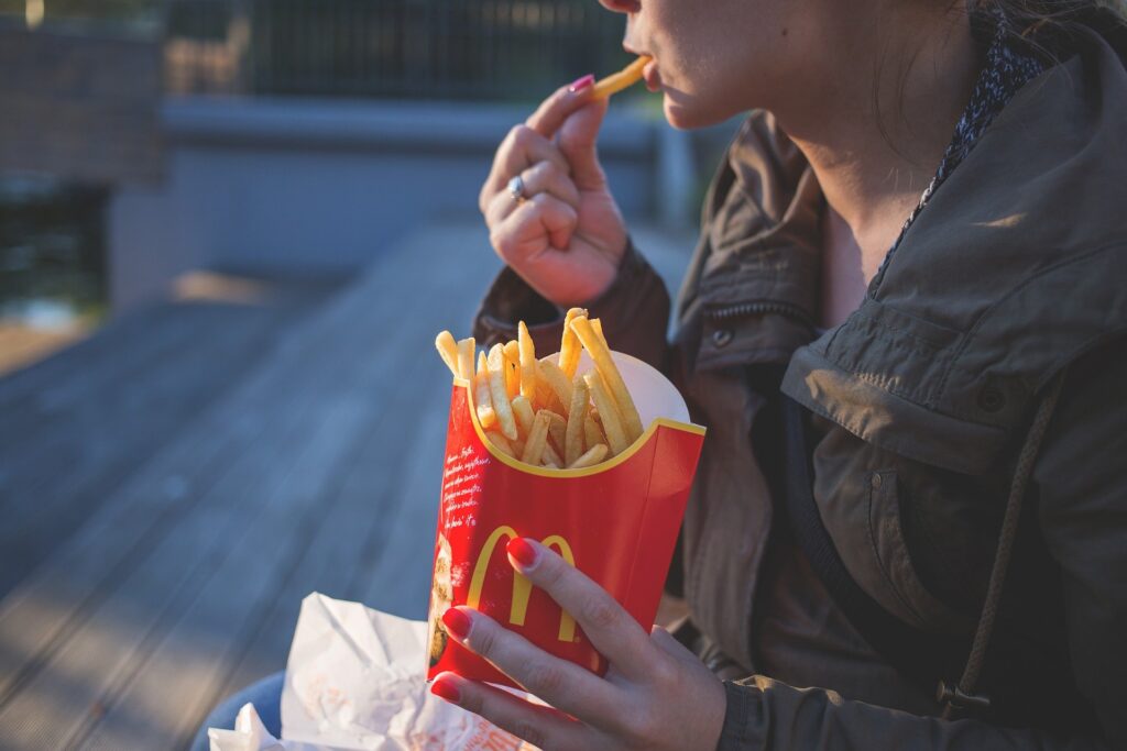 O țară europeană a interzis reclamele la alimentele nesănătoase