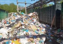 100 de tone de deșeuri au fost găsite într-o fostă uzină din Făgăraș. Primarul acuză Garda de Mediu