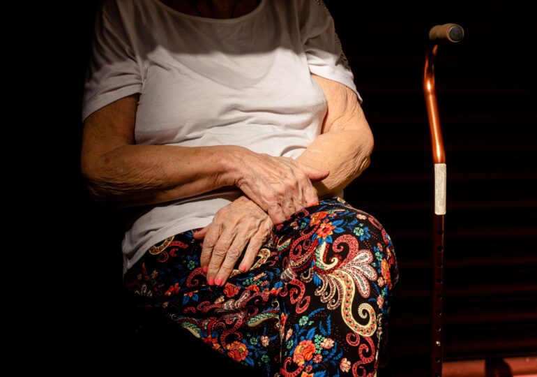 Drama femeilor care îngrijesc bătrâni în Germania: Unii cred că dacă sunt româncă sunt posibilă infractoare (Reportaj Deutsche Welle)