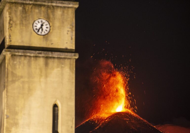 Vulcanii Etna și Stromboli din Italia au erupt simultan miercuri