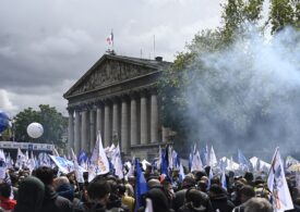 Polițiștii din Franța au ieșit în stradă și spun că legile sunt făcute să-i apere pe infractori, nu și pe ei