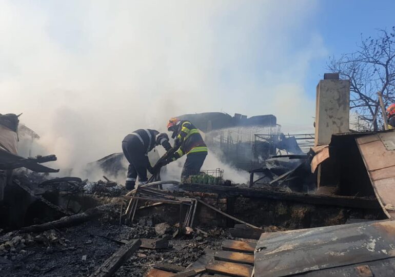 Incendiu puternic la şase case din Bârlad. Trei persoane au suferit atacuri de panică (Foto)