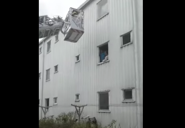 Incendiu la locuințe sociale din Constanţa: Trei persoane au ajuns la spital