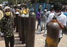 Criză sanitară în India: Oamenii aşteptă la cozi interminabile să primească oxigen