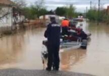 Cod roşu de inundaţii în Satu Mare: Un șofer a fost surprins de viitură, oamenii sunt scoși cu bărcile din case (Video)
