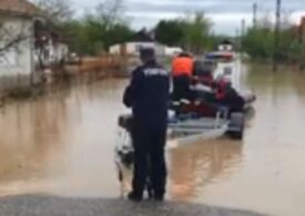 Cod roşu de inundaţii în Satu Mare: Un șofer a fost surprins de viitură, oamenii sunt scoși cu bărcile din case (Video)