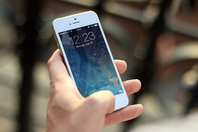 Vânzările de iPhone au crescut cu aproape 50% în trimestrul al treilea
