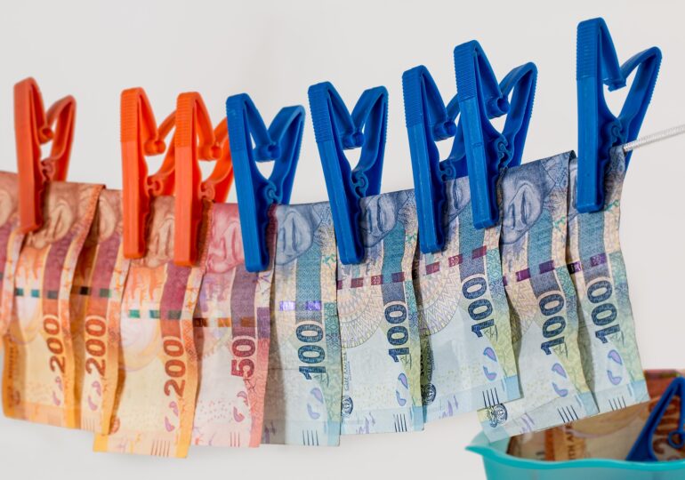 Comisia Europeană vrea să limiteze plata în numerar la 10.000 de euro, pentru a combate spălarea de bani