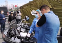 Prefectul de Buzău a venit cu motocicleta la centrul de vaccinare drive thru și a lucrat ca voluntar (Video)