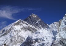 China trage o graniţă pe vârful Everestului, de teama Covidului din Nepal