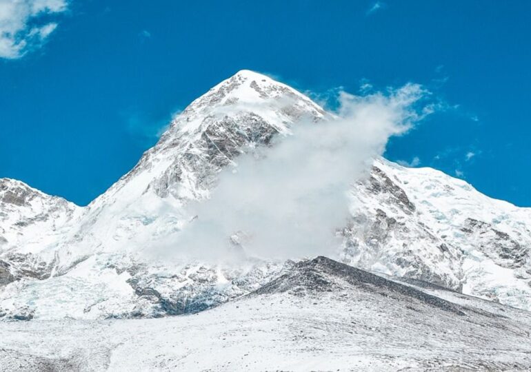 Încă un alpinist a murit pe Everest. Este al optulea din acest sezon