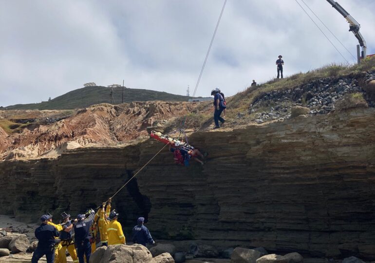 Un vas înţesat de imigranţi s-a răsturnat lângă coasta Californiei, provocând mai multe victime