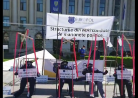Protest al poliţiştilor cu fumigene și manechine la Ministerul de Interne: Structurile sunt conduse de marionete politice (Video)