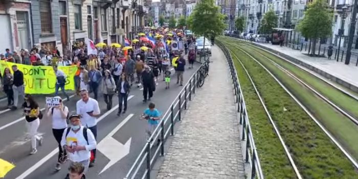 Câteva sute de persoane au protestat la Bruxelles față de restricțiile antiCovid