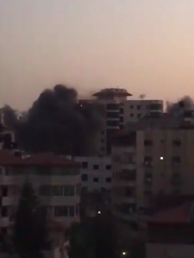O clădire de 10 etaje din Gaza a fost distrusă într-un atac israelian. Hamas a răspuns cu o ploaie de rachete (Foto & Video)