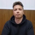 Autorităţile belaruse l-au adus iar pe Protasevici în faţa presei. Opoziţia spune că e o scenă kafkiană