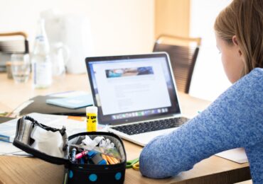 Doi părinți din Bihor, trimiși în judecată pentru homeschooling