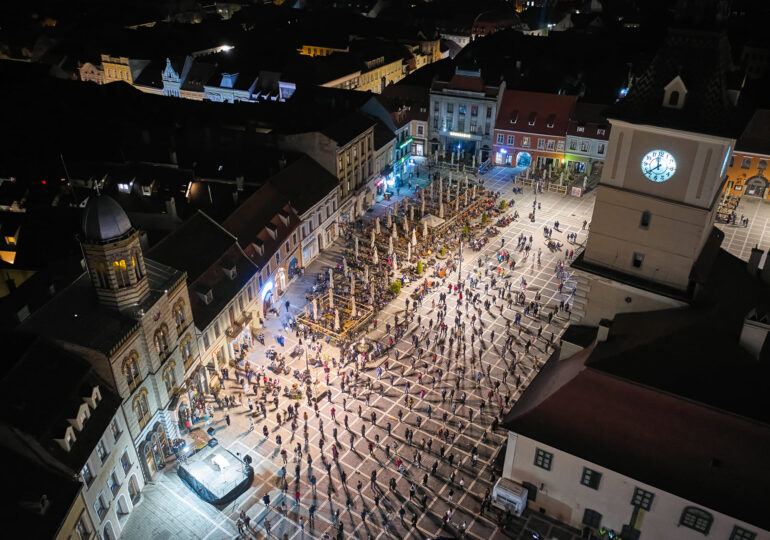 Imagini impresionante de la Braşov: Cum au stat oamenii la slujba de Înviere din Piaţa Sfatului (Foto)