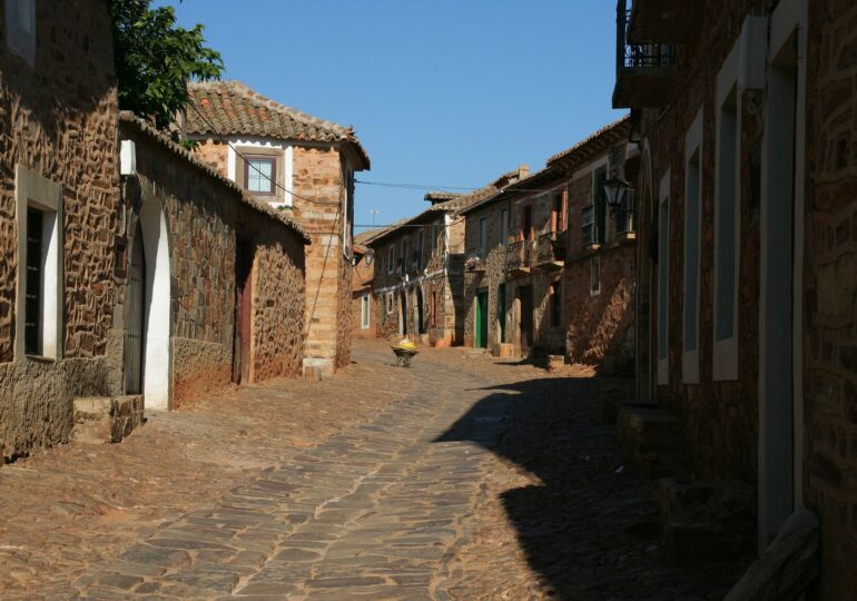 Un sat din Spania oferă locuinţe şi joburi pentru cine vrea să se stabilească acolo. Ce condiţii trebuie să îndeplinească doritorii