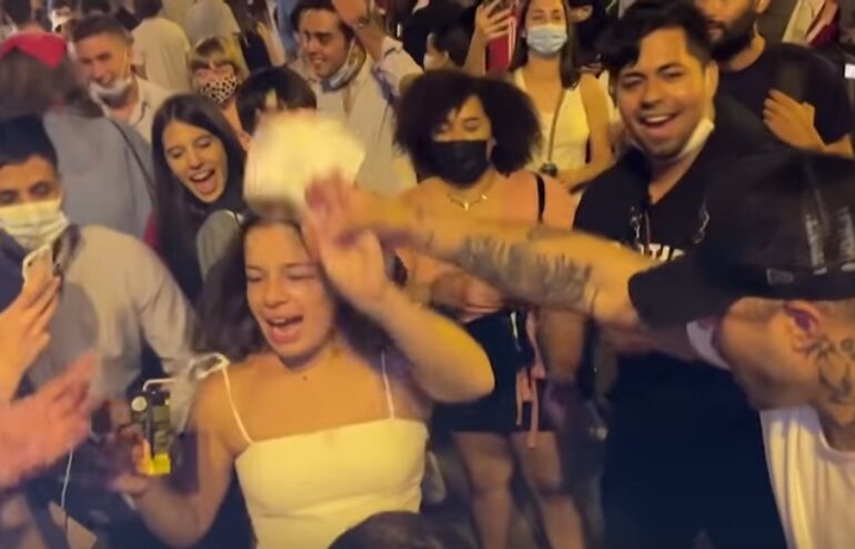Spaniolii au sărbătorit în stradă anularea restricțiilor de noapte anti-COVID (Video)