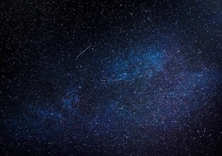 Privește cerul măcar o oră, după miezul nopții: Vei vedea stele căzătoare din coadă de cometă