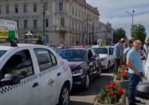 Zeci de taximetriști, inclusiv străini angajați în România, au format cozi la vaccinare la un centru drive thru din Arad (Video)